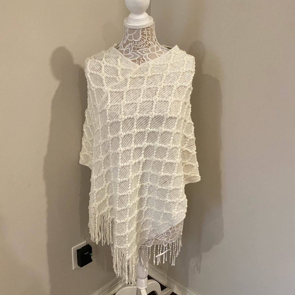 BNWT Francesca’s Collections White Poncho OS